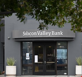 إيلون ماسك يعتزم شراء مصرف 