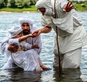 اتباع أقدم ديانة موجودة في أرض الرافدين يحتفون بعيد الخليقة.  الماء و النقاء
