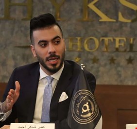 في تصرف غريب و مستفز نسيب العبادي و مستشار السوداني (يمجد) نفسه بأغاني حماسية !