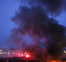 الغضب ينتشر في فرنسا بسبب تمرير قانون ماكرون للتقاعد