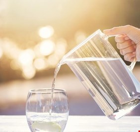 لهذا لا تحتاجون إلى تناول 8 أكواب من الماء يومياً