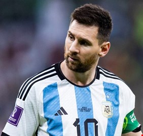 والد ميسي يحسم الجدل... هل طلب 600 مليون يورو للانتقال إلى الهلال؟