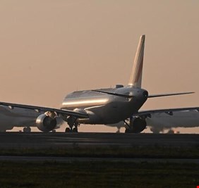 فرنسا.. إلغاء جزء من رحلات مطارَي باريس أورلي ومرسيليا بسبب الإضراب