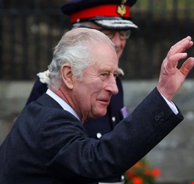 ملك بريطانيا يشكو من حراسه