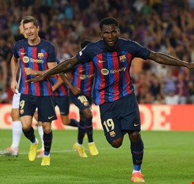 برشلونة يحقق فوزاً قاتلاً على ريال مدريد ويضع يداً على لقب الدوري