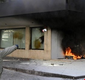 محتجون يحرقون الإطارات أمام مصرف لبنان رفضا لحجز ودائعهم