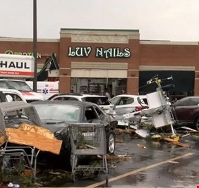 إعصار يضرب ولاية أركنساس الأمريكية مخلفا 600 إصابة وأضرارا جسيمة