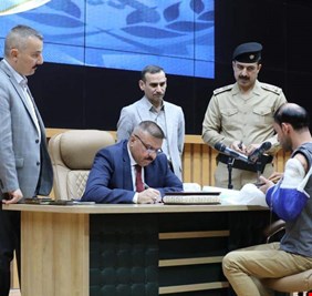 عشرات المواطنين في مكتب وزير الداخلية عبد الأمير الشمري