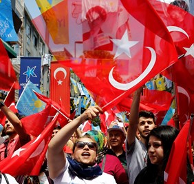 أب وابنته يواجهان بعضهما في الانتخابات التركية بالمشادات وتبادل التهم