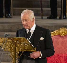 وسائل إعلام: خلاف كبير بين الملك تشارلز وكنيسة إنجلترا حول مراسم تتويجه