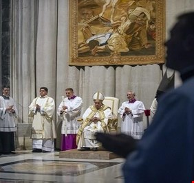 عشية عيد الفصح.. البابا فرنسيس يدعو للتحلي بالأمل وسط رياح الحرب الباردة