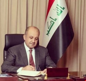 وزير الدفاع يعفي ضابطاً كبيراً من منصبه
