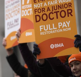 صحيفة: مئات الوفيات في بريطانيا بسبب إضراب الأطباء
