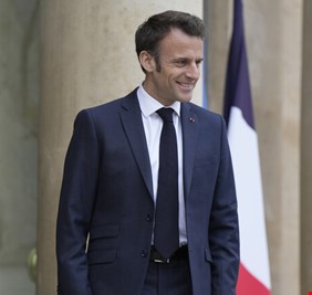 ماكرون يوقع رسميا قانون إصلاح نظام التقاعد