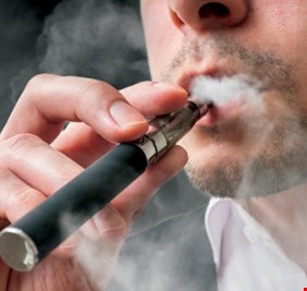 خطرها أكبر من العادية.. دراسة عربية: السجائر الالكترونية تحتوي مواداً ساماً ومواداً مسرطنة