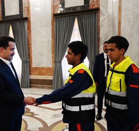 عمال النظافة في ضيافة رئيس الوزراء محمد شياع السوداني.. مكافأة مالية و كتاب شكر