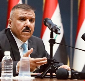 الشمري يمنح عائلة الشهيد الضابط ابو بكر السامرائي امتيازات