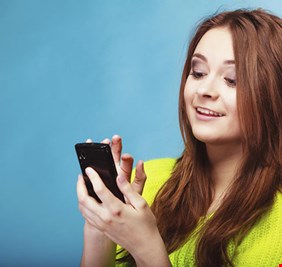 هل هاتفك يستمع إليك حقا؟.. خبير يشرح لماذا تبدو بعض الإعلانات مصادفة إلى حد ما!