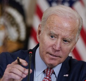 بايدن يمدد الحظر على دخول السفن الروسية للموانئ الأمريكية