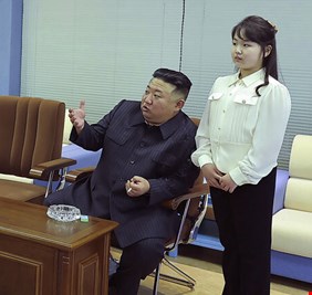 كوريا الشمالية.. كيم جونغ أون يأمر بالتحضير لإطلاق أول قمر استطلاعي