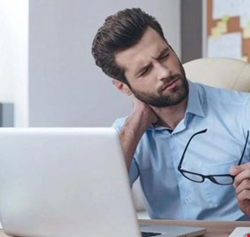 آلام الرقبة.. كيف تتجنبها عند الجلوس أمام اللاب توب؟