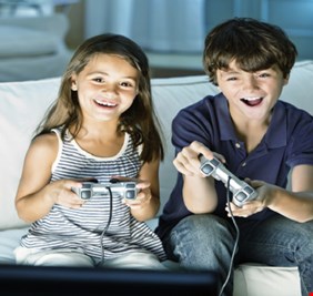 لماذا قد يكون لعب ألعاب الفيديو أمرا جيدا لطفلك؟!