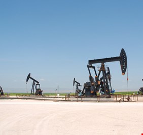 الحكومة تمدد العمل بمذكرة التفاهم مع الكويت بشأن الحقول النفطية