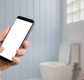 تحذيرات صارمة قد تدعوك للتوقف عن تصفح هاتفك في الحمام؟