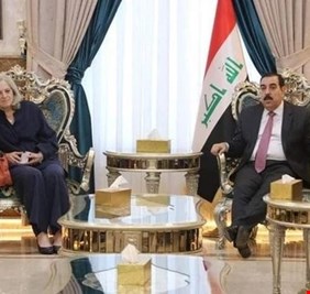 السفيرة الأمريكية رومانوسكي تزور الأنبار و تؤكد التزام بلادها بدعم العراق