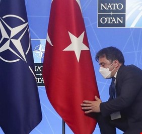 أدميرال تركي متقاعد يحث أنقرة على الانسحاب من حلف 