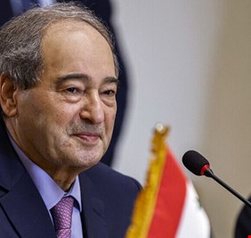 المقداد يصل إلى عمان للمشاركة في اجتماع وزراء خارجية السعودية والأردن ومصر والعراق بشأن سوريا