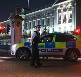 بريطانيا.. شرطة لندن تعتقل رجلا يشتبه بأنه مسلح قرب 