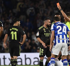 تصرف غريب من لاعب ريال مدريد بعد طرده