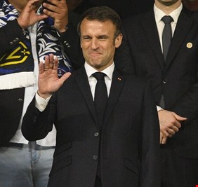 محافظ إقليم فرنسي يحظر التجمعات بسبب زيارة ماكرون