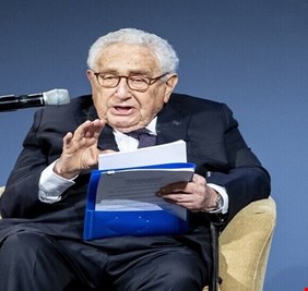 كيسنجر يرجح بدء المفاوضات بين روسيا وأوكرانيا أواخر العام