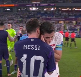 ميسي يسأل ليفاندوفسكي عن أمرين في برشلونة