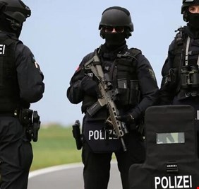 إصابة 52 بولنديا في تصادم بين حافلة وشاحنة لنقل البضائع الخطرة شرقي ألمانيا