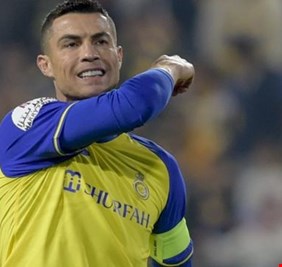 لحظة غضب رونالدو على لاعب الخليج تثير الجدل