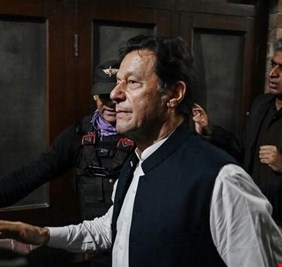 باكستان.. عمران خان يمثل أمام محكمة خاصة