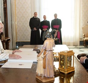 مسؤولون: لقاء محتمل بين البابا وزيلينسكي ربما لتلقيه 