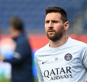 ميسي يوقع عقدا سريا