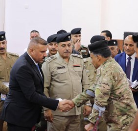 وزير الداخلية يلتقي أسر الشهداء والجرحى الأبطال في صلاح الدين