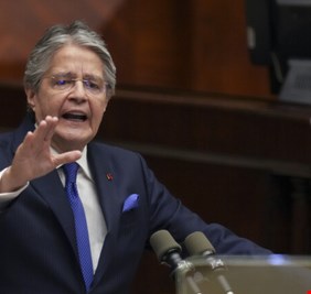 رئيس الإكوادور يحل البرلمان وسط التحضير لإجراءات عزله