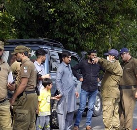 الشرطة الباكستانية تحاصر منزل عمران خان مع انتهاء مهلة تسليم مشتبه بهم