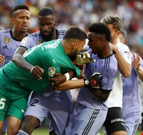 فينيسيوس يتعرض لطرد تاريخي في لقاء فالنسيا
