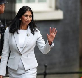 مخالفة سير قد تطيح بوزيرة داخلية بريطانيا من الحكومة