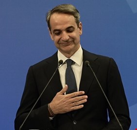 اليونان.. حزب المحافظين بزعامة ميتسوتاكيس يتصدر الانتخابات ويسعى للأغلبية المطلقة