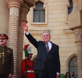 مقرب من رئيس الجمهورية يكشف حقيقة سقوطه من الطائرة