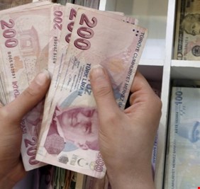 الليرة التركية تتراجع إلى مستوى قياسي