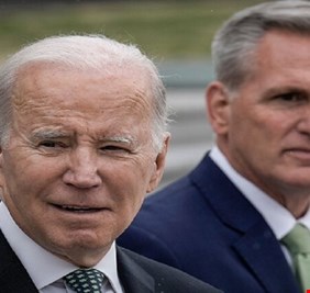 بايدن يبحث مع مكارثي 